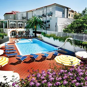 Riviera 3 Stelle Con Piscina Estiva Gratuita E Garage A Pagamento Hotel Spotorno